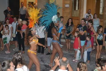Animación a ritmo de batukada en las carrozas de las fiestas Mare de Déu de Loreto