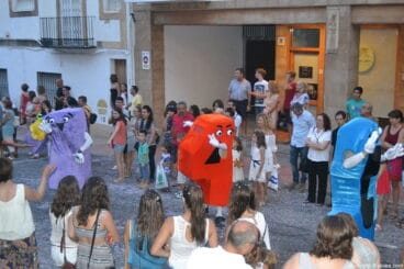 Animación infantil durante las carrozas de las fiestas Mare de Déu de Loreto