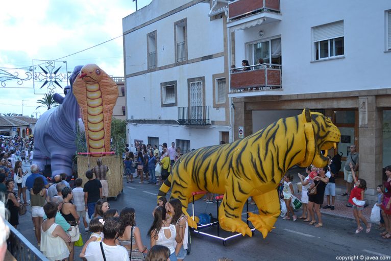 Animales gigantes abrieron el desfile de carrozas