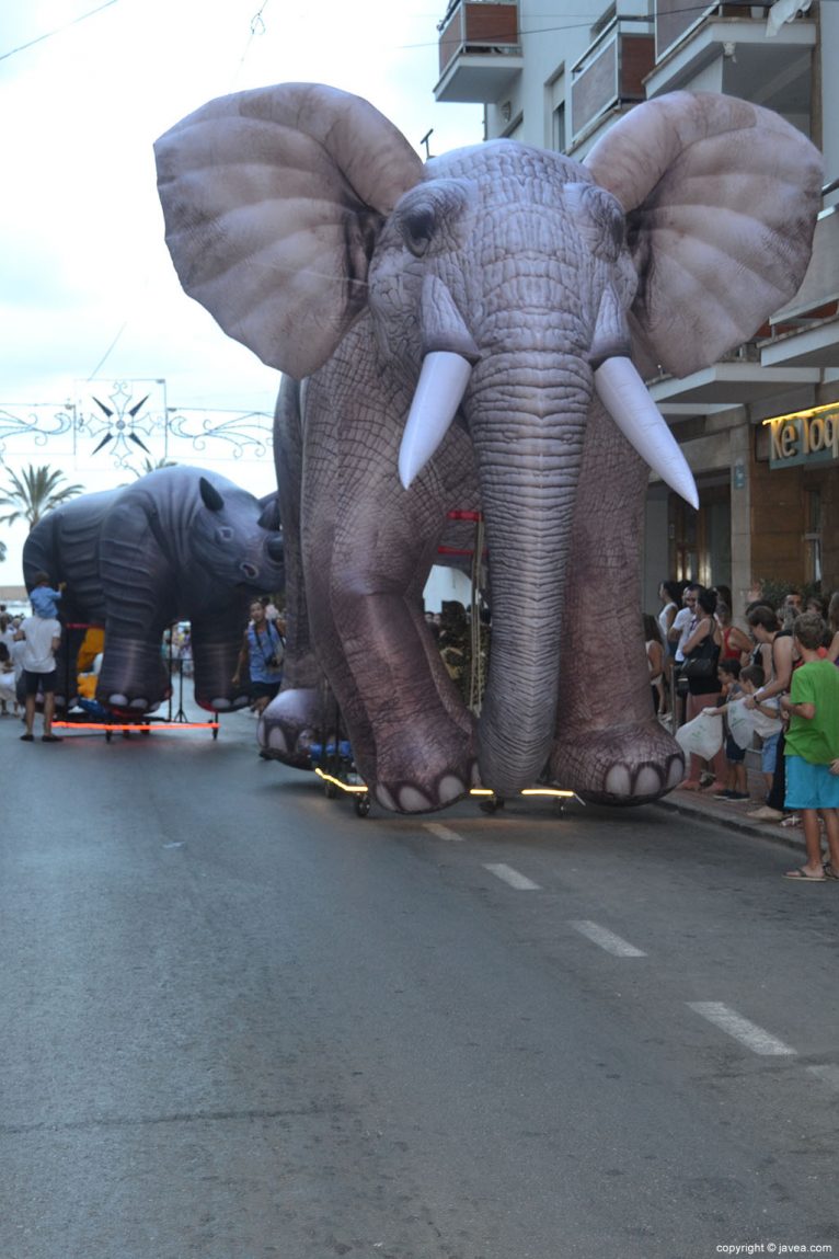 Animales gigantes en el desfile de carrozas Mare de Déu de Loreto