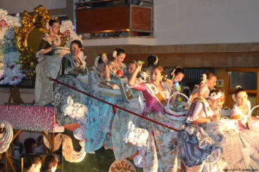 Carroza de las representantes y corte de honor de les Fogueres de Sant Joan