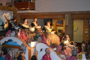 Carroza de miembros de la Comissió de Festes Mare de Déu de Loreto