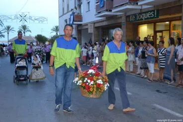 Comisión de fiestas de San Juan en la ofrenda a la Mare de Déu de Loreto de Xàbia