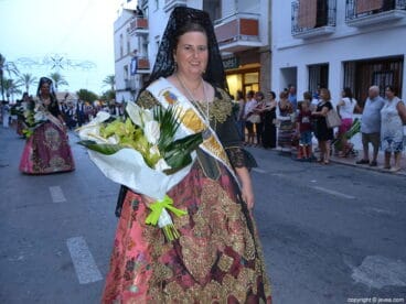 Componente de la Comisión de Fiestas en la ofrenda a la Mare de Déu de Loreto
