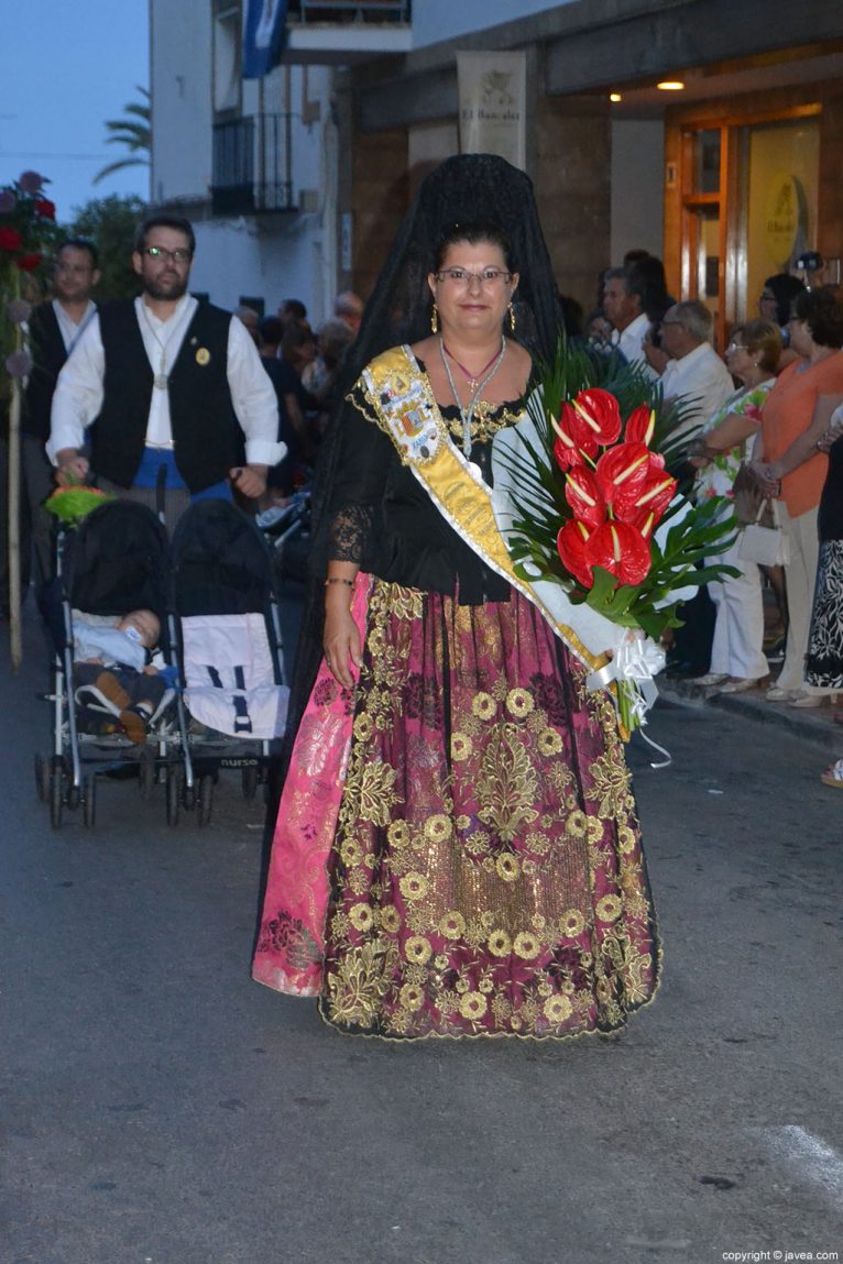 Componente de la Comissió de Festes Mare de Déu de Loreto en la ofrenda de flores