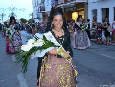 Componente de la Comissió de Festes en la ofrenda de flores