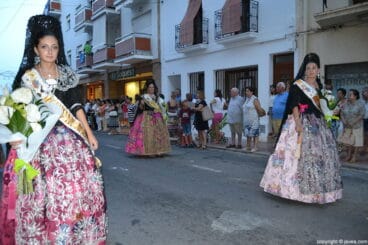Componentes de la Comisión en la ofrenda de flores
