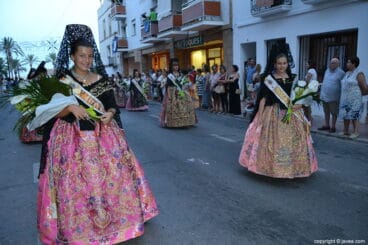 Componentes de la Comissió de festes en la ofrenda
