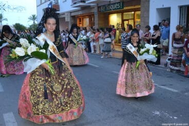 Componentes de la Comissió en la ofrenda de flores