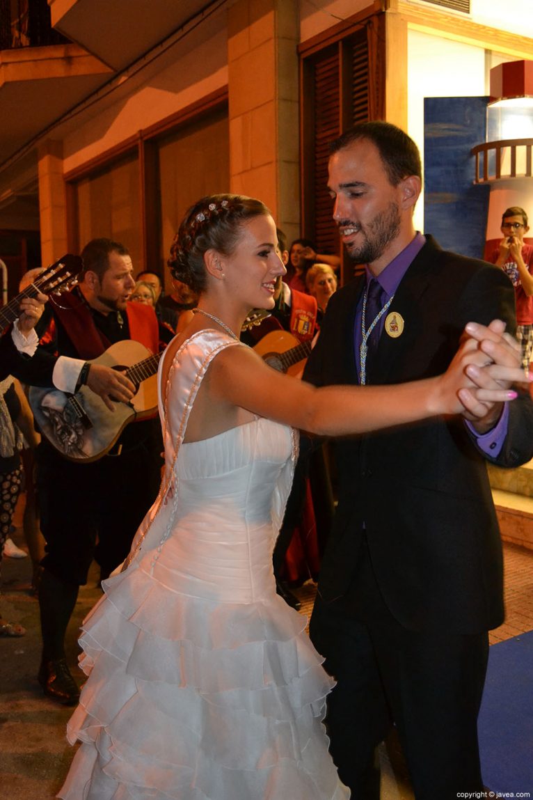 Daniel Pérez Barton y Natalia Pérez Barton bailando en la ronda de la tuna