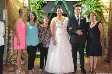 Eloy Costa Pedrós y Noelia Ahuir Buigues con familiares