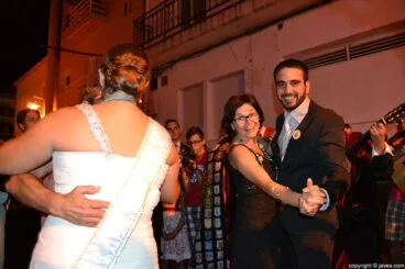 Esteve Agustí Bas Mallorquín y Leticia Bisquert Buigues bailando con sus familiares en la noche de la ronda
