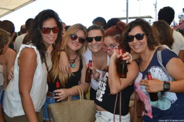 Grupo de amigas en el baret dels bous a la mar de Jávea