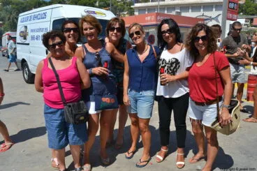Grupo de amigas en el baret dels bous a la mar de Xàbia