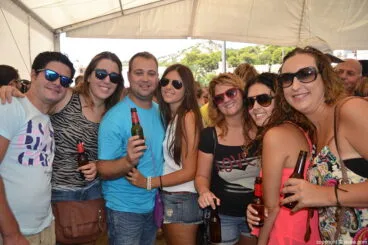 Grupo de amigos disfrutando del baret dels bous a la mar de Xàbia