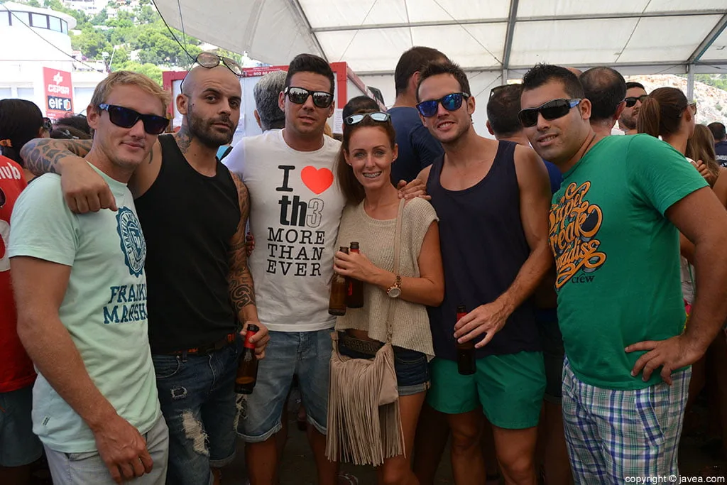 Grupo de amigos en el baret dels bous a la mar de Xàbia