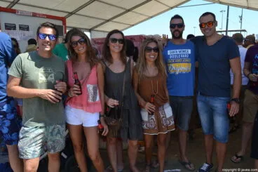 Grupo de amigos en els bous a la mar de Xàbia