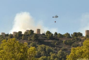 Helicóptero en el incendio del Montgó