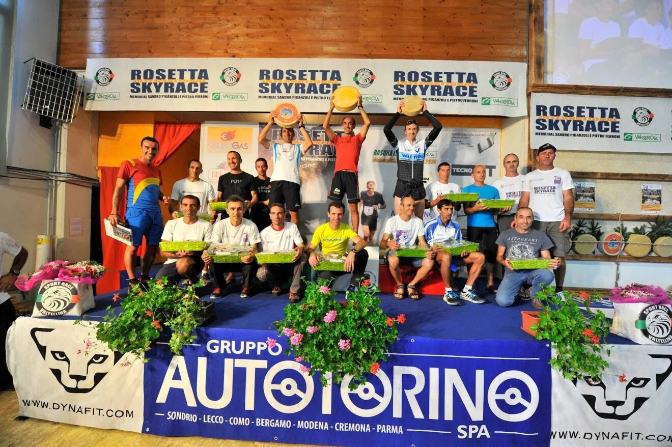 Ignacio Cardona en el podium con un queso como premio
