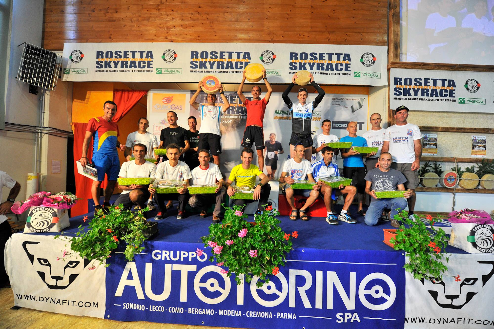 Ignacio Cardona en el podium con un queso como premio