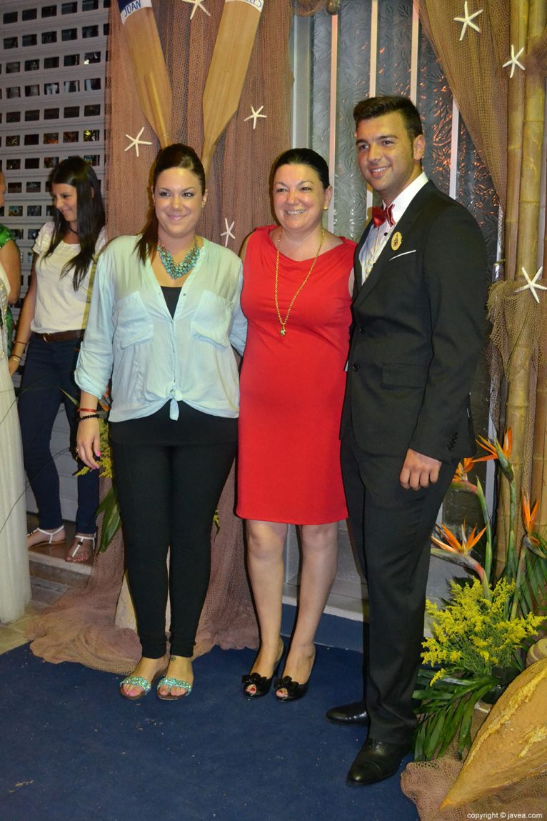 Joan Cardona Roselló con su familia en la noche de la ronda de la tuna