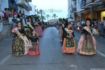Jóvenes componentes de la Comissió de Festes Mare de Déu de Loreto en la ofrenda