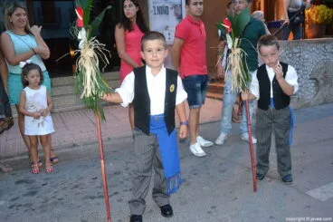 Jóvenes miembros de la comisión de fiestas en la ofrenda a la Mare de Déu de Loreto