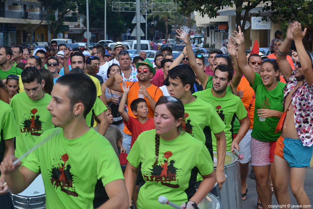 La Batukada Bunpada puso el ritmo al desfile de peñas