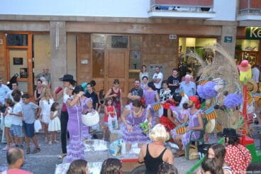 La Comisión de Fiestas durante la cabalgata de carrozas