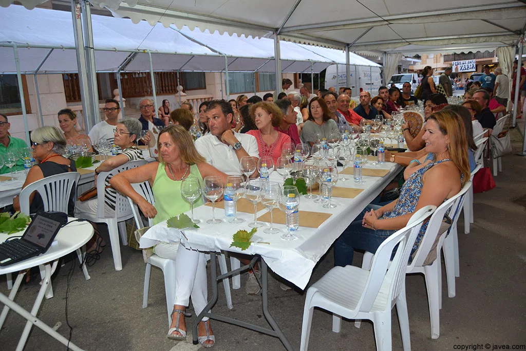La I Cata de Vinos se celebró en el exterior del casal de la Comissió de Festes