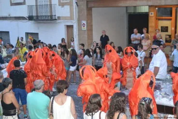 La Penya La Bufa disfrazados de gamba roja en las carrozas