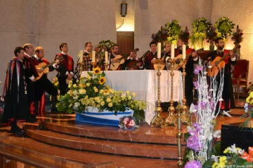 La Tuna de Xàbia en la Parroquia Nuestra Señora de Loreto al comienzo de la ronda