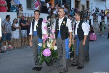 La comisión de fiestas en la ofrenda a la Mare de Déu de Loreto