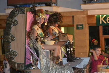 Las abanderadas 2014 mora y cristiana en la cabalgata de las fiestas Mare de Déu de Loreto