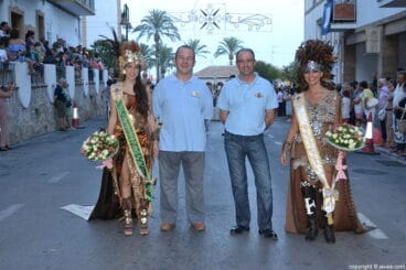Las abanderadas mora y cristiana 2014 junto con el capitán y el presidente de la Junta de Moros y Cristianos de Jávea