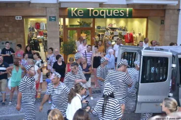 Las peñas animaron el desfile con sus disfraces y críticas