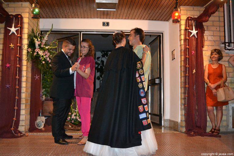 Laura Femenía Pastor Antonio Mayans Ferrer bailando con sus familiares en la noche de la ronda