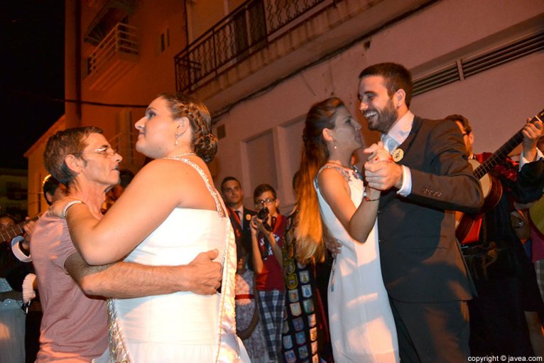 Leticia Bisquert Buigues y Esteve Agustí Bas Mallorquín bailando con sus familiares