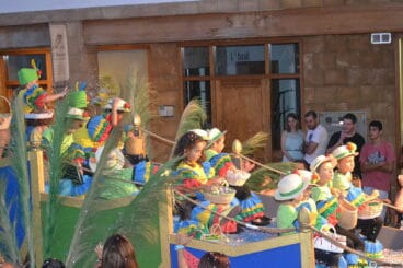 Los diferentes colegios de Jávea tmbién participaron en las carrozas