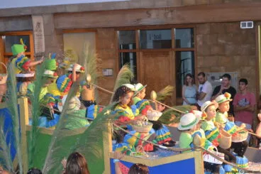 Los diferentes colegios de Jávea tmbién participaron en las carrozas