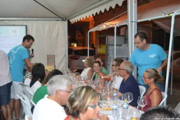 Los miembros de la Comisión fueron los encargados de servir el vino a los asistentes a la cata