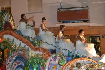 Mayoralesas en la carroza durante la celebración de la cabalgata