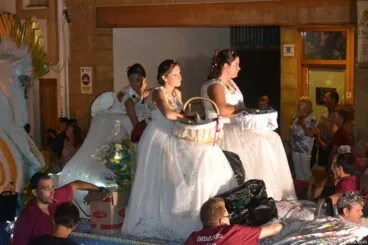 Mayoralesas en la carroza en la cabalgata de las fiestas Mare deDéu de Loreto