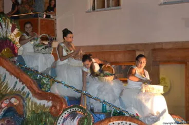 Mayoralesas en la carroza en la celebración de la cabalgata