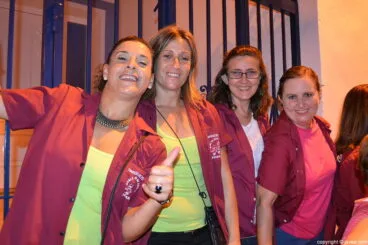 Miembro de la Comisión de Fiestas en la noche de la ronda de la tuna de Xàbia