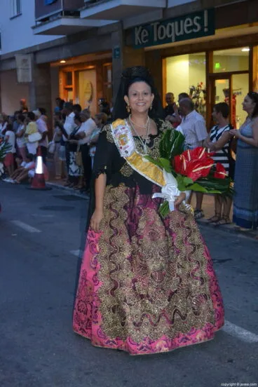Miembro de la Comsión de Fiestas Mare de Déu de Loreto en la ofrenda de flores