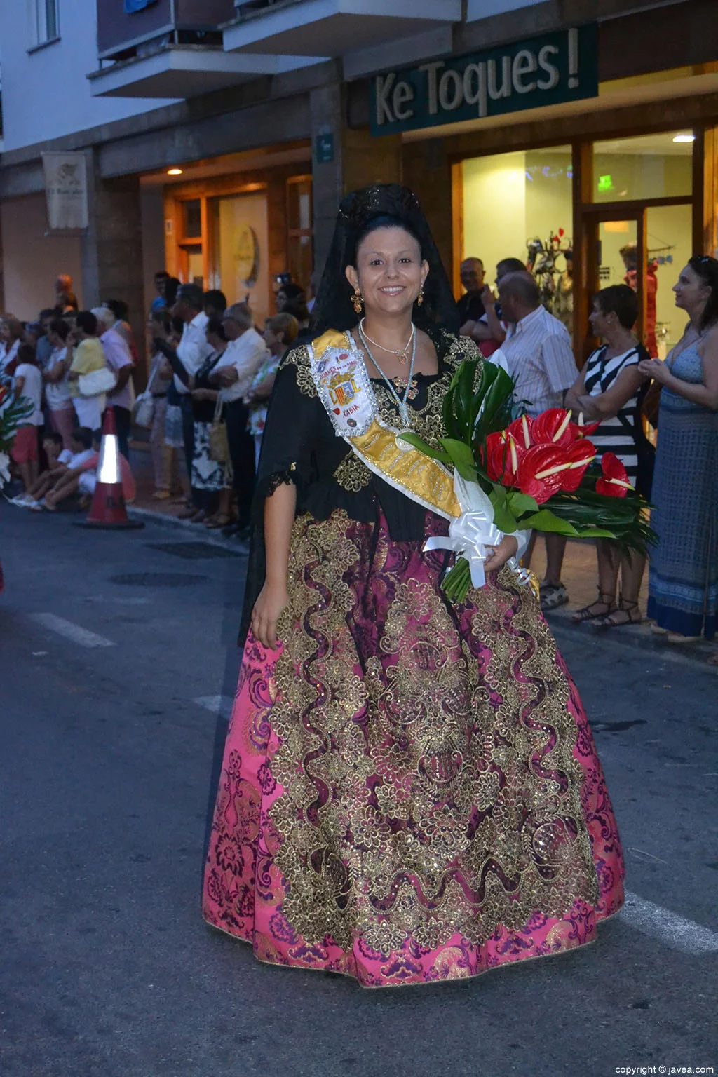 Miembro de la Comsión de Fiestas Mare de Déu de Loreto en la ofrenda de flores