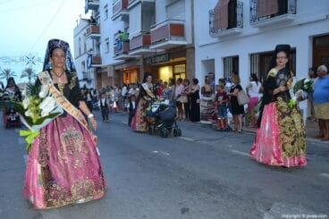 Miembros de la Comisión en la ofrenda de flores