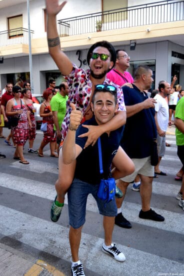 Miembros de la Penya La Salpa en el desfile de peñas