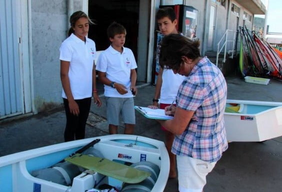 Miembros del Club Náutico Jávea revisando su barco